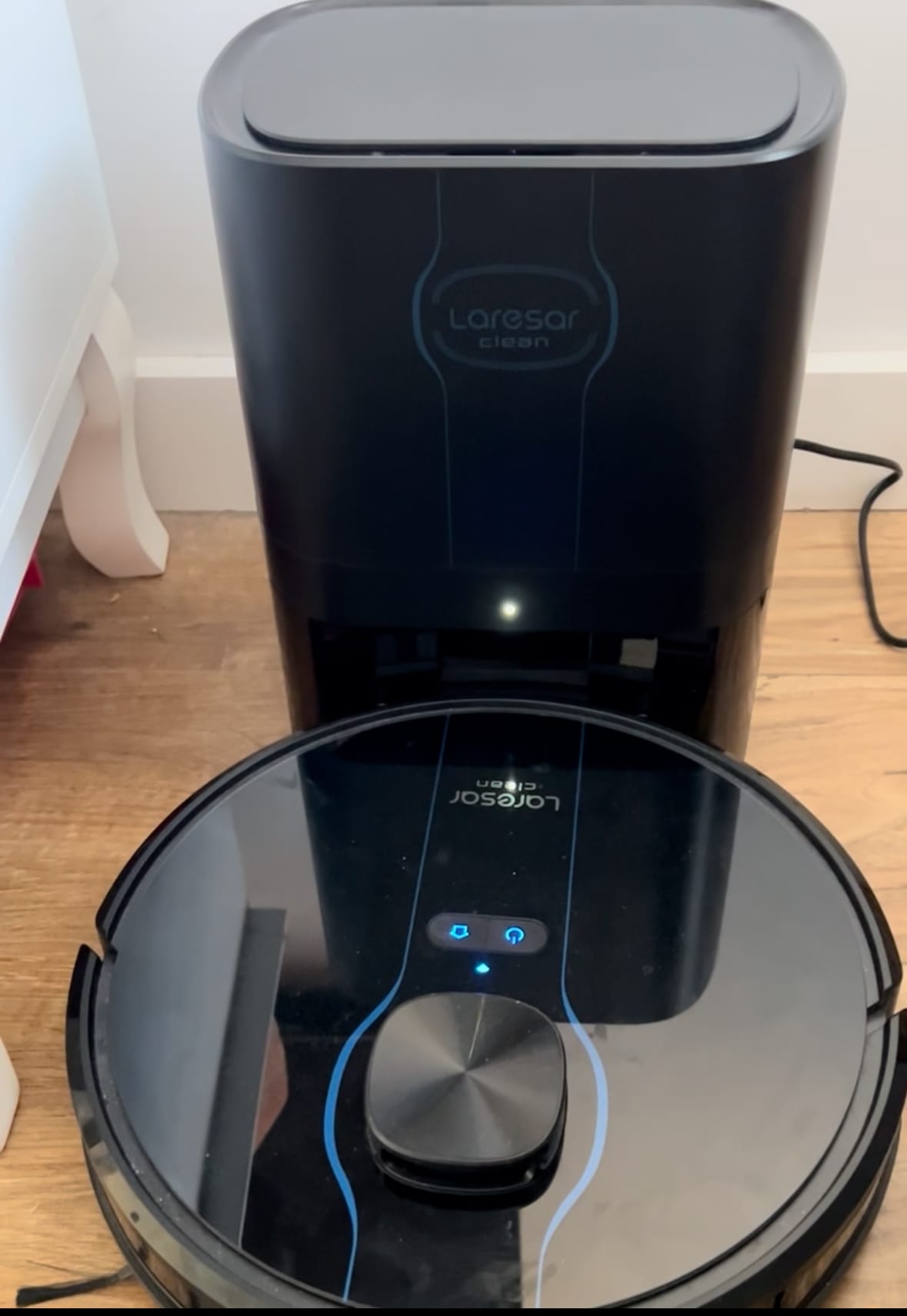 Laresar robot vacuum cleaner appearance 